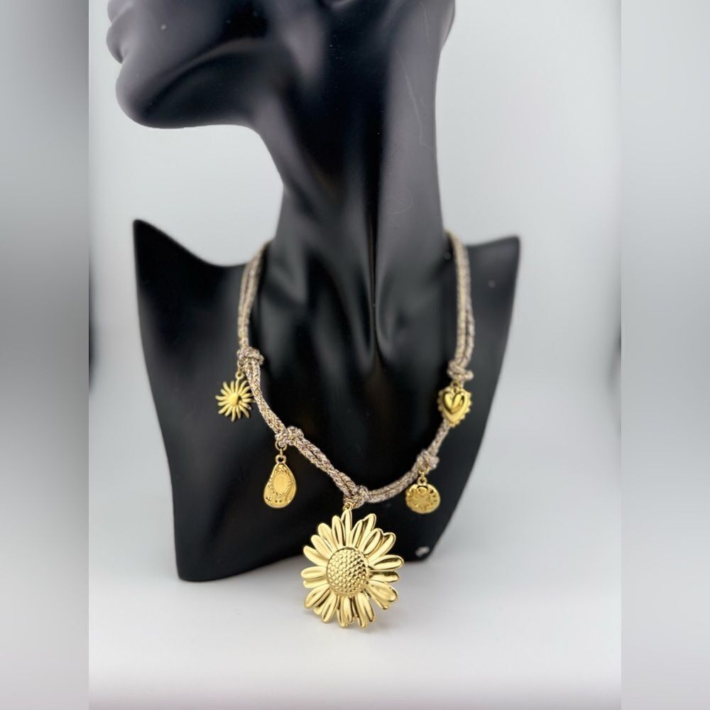 Boho Rope Chain Daisy Charm Necklace – Artistic, Light, and Beautifully Unique - Picture 8 of 15
